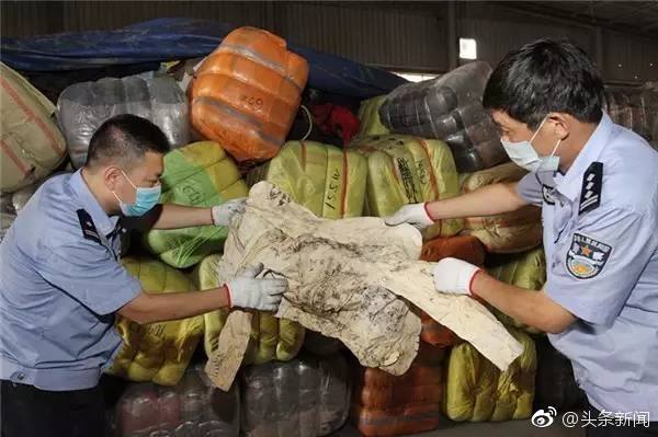 สุดช็อค! ตรวจพบเสื้อผ้าเก่าติดคราบเลือด นำเข้าผิดกฎหมายในจีน