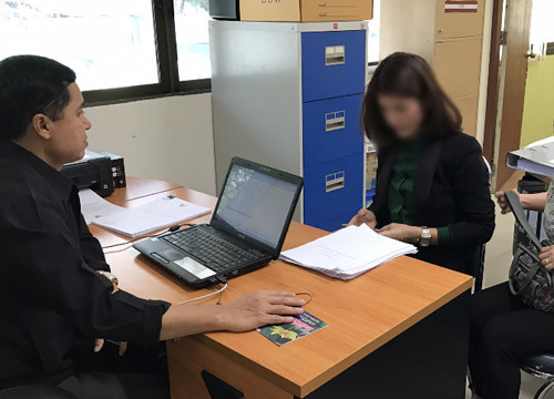 เมเปิ้ล สาวเปลือยไลฟ์สดทางเฟซบุ๊ก เข้ารับทราบข้อกล่าวหากับตำรวจแล้ว ขอโทษจากใจทำภาพลักษณ์ของผู้หญิงไทยเสื่อมเสีย