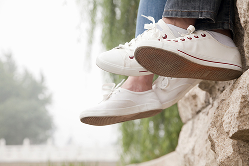 6 วิธีดูแลรักษารองเท้าผ้าใบสีขาวคู่ใจ