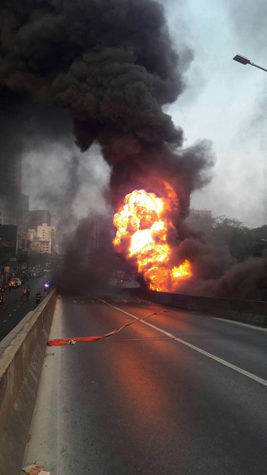 ไฟไหม้ใต้สะพานไทย-เบลเยี่ยม ปิดถ.พระราม4 รถติดหนึบ