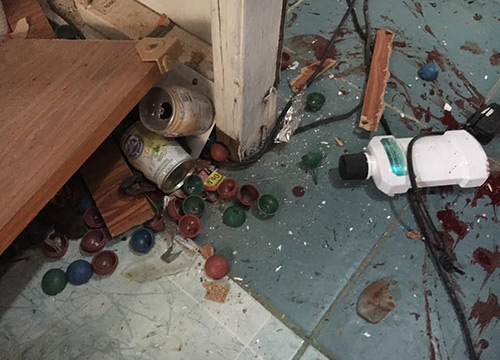 4 วัยรุ่นประกอบระเบิดในบ้าน หวังลุยเที่ยวสงกรานต์ แต่พลาดทำบึ้มจนห้องเละ