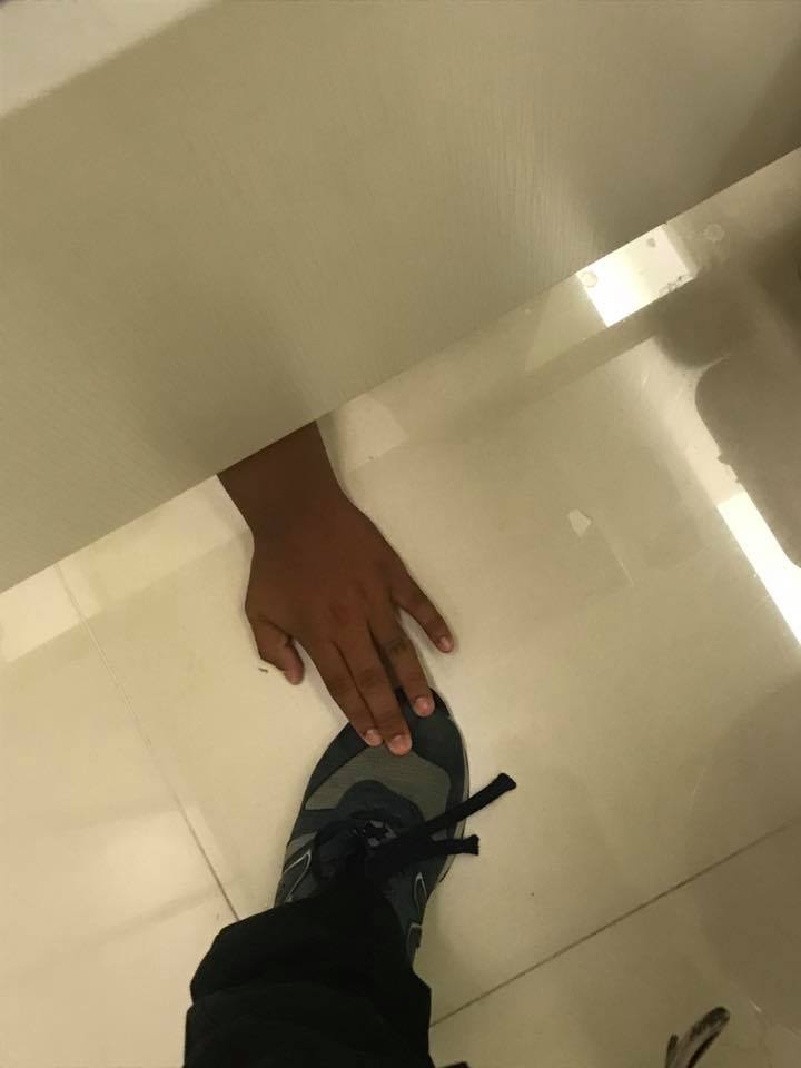 หนุ่มเข้าห้องน้ำในห้างหรู เจอมือปริศนาสอดมาพร้อมทำมือแบบนี้!!
