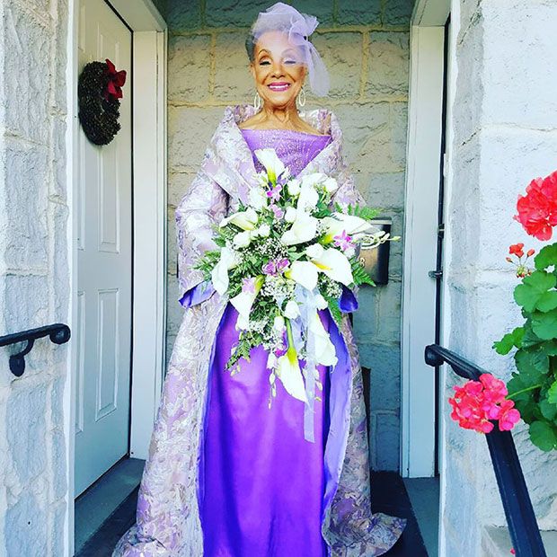 คุณย่าวัย 86 ปีเข้าสู่ประตูวิวาห์ในชุดแต่งงานสุดอลังการที่เธอเป็นผู้ออกแบบเอง