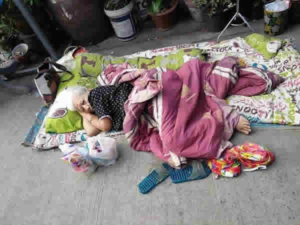 หญิงชราป่วยมะเร็ง ลูกทิ้ง นอนข้างถนน ยิ่งรู้เบื้องหลัง ถึงกับทนไม่ไหวสาปส่งไม่เหลือ!
