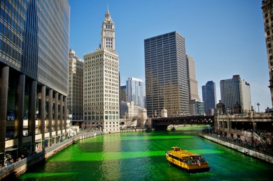 เทศกาล Saint Patrick?s Day ย้อมแม่น้ำชิคาโกเป็นสีเขียว