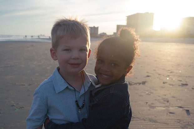 เรื่องราวสุดน่าประทับใจของเด็กน้อยวัย 4 ขวบสองคนที่บังเอิญมาเจอกันริมชายหาด