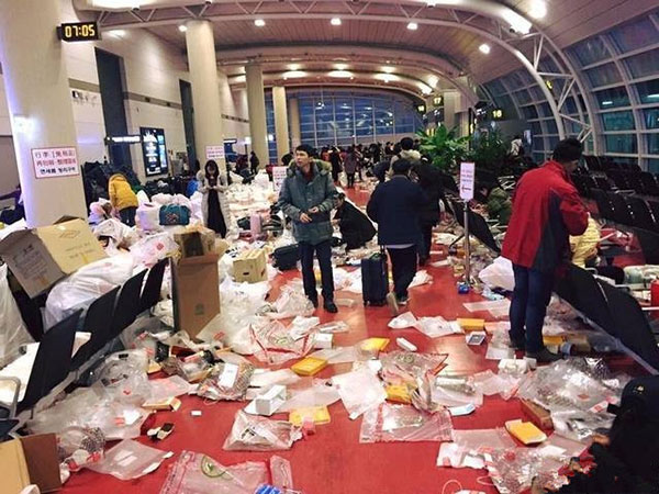 เกาหลีกุมขมับ แก้ไม่ตกปัญหานักท่องเที่ยวจีนสุดมักง่าย ทิ้งขยะกองเกลื่อนสนามบิน