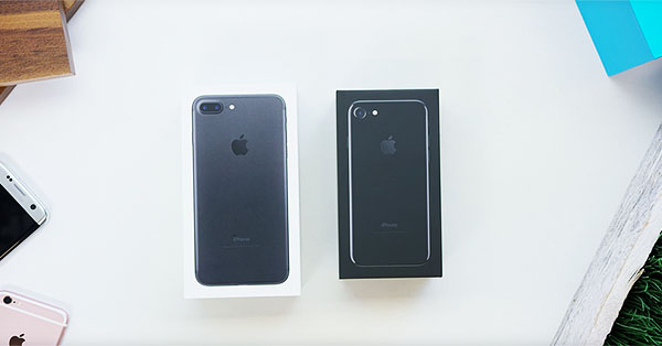 มาเป็นคลิป! แกะกล่อง iPhone 7 และ 7 Plus สีดำเงาและสีดำด้านเทียบให้ดูกันจะๆ พร้อมยืนยันมีหูฟังและอแดปเตอร์แปลงพอร์ต Lightning แถมมาให้ในกล่อง