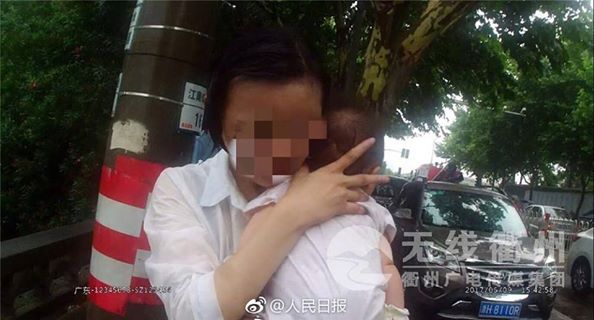 ชื่นชม ! ตำรวจจีนยอมมือเละ หลังทุบกระจกช่วยชีวิตทารก