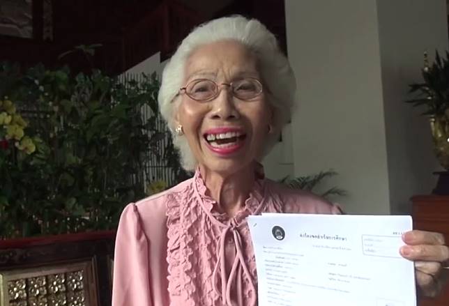คุณยายวัย 84 ปี คว้าปริญญาตรีใบแรกสำเร็จ