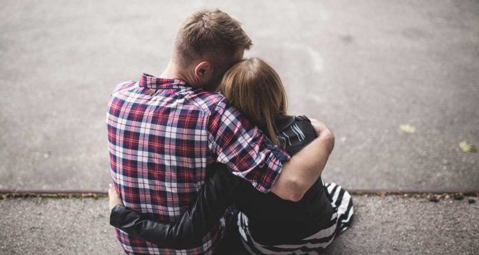 8 สัญญาณที่บ่งบอกว่าคู่ของคุณมี 'ความสัมพันธ์รักที่สุดแสนมั่นคง'