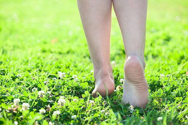 วิทยาศาสตร์บอกว่าการเดินเท้าเปล่าจะทำให้คุณมีสุขภาพดี