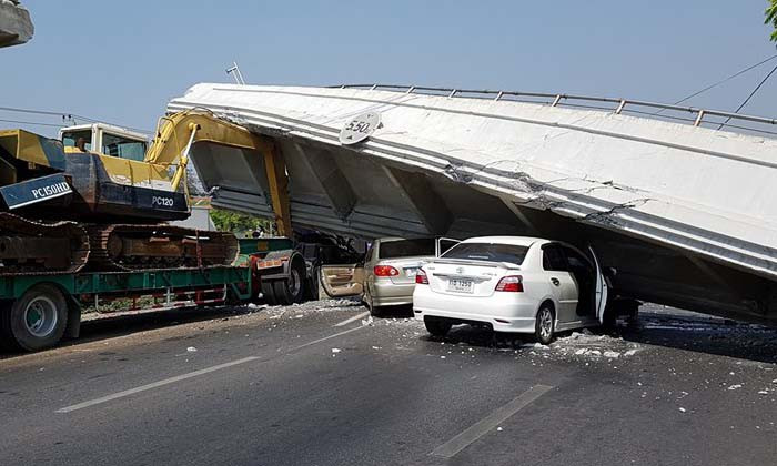 ระทึก รถบรรทุกรถแบคโฮ เกี่ยวสะพานลอยถล่มกลางถนนทับรถยนต์เสียหาย