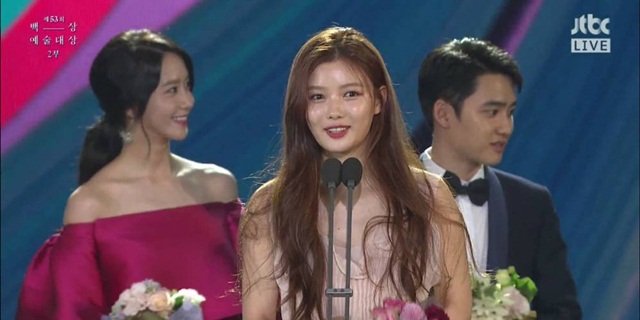 ชาวเน็ตสังเกตเห็นความน่ารักของ ยุนอา ดีโอ และพัคโบกอม ในงานประกาศรางวัล Baeksang Arts Awards ครั้งที่ 53