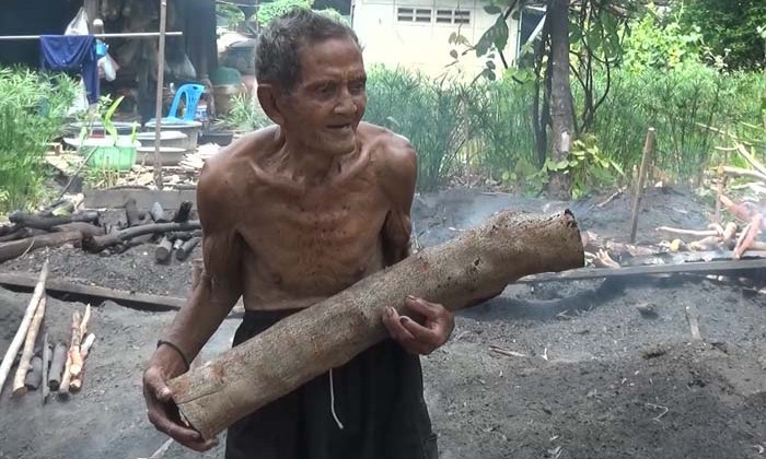 สุดทึ่ง! พ่อเฒ่าอายุยืน 106 ปี แข็งแรงทำสวน-เผาถ่านคล่อง เผยชีวิตนี้ไม่เคยดื่มเหล้า-สูบบุหรี่