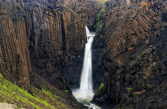 น้ำตกหินบะซอลต์ มหัศจรรย์แห่ง ไอซ์แลนด์