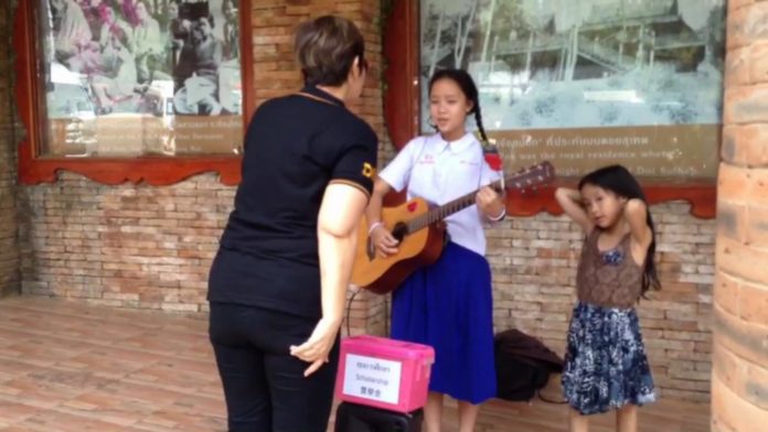 เด็กหญิงวัย 7 ขวบพาน้อง 5 ขวบ ขึ้นดอยสุเทพ เล่นดนตรีหารายได้พิเศษหวังช่วยค่าเทอมแม่