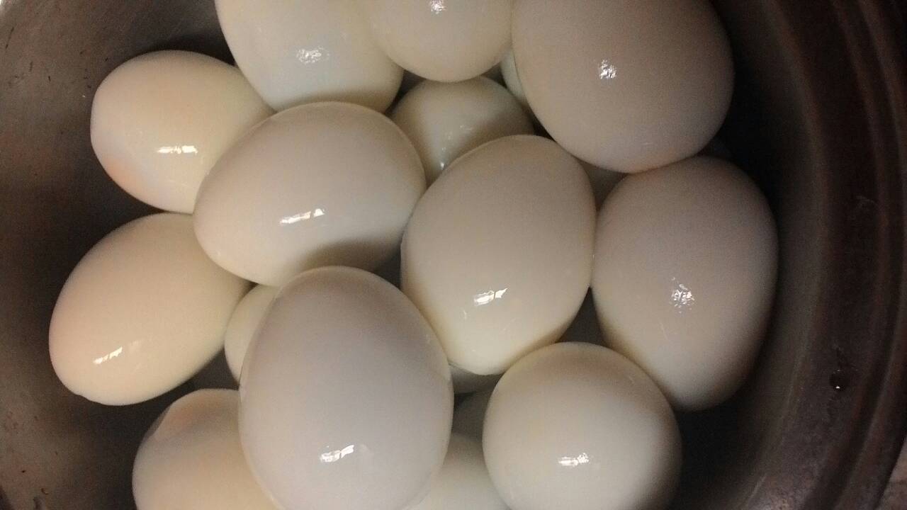 การแกะไข่ต้มจะไม่ยากอีกต่อไป!! มาดูวิธีแกะไข่ต้มให้กลมสวยแถมเนียนอีกต่างหาก!!