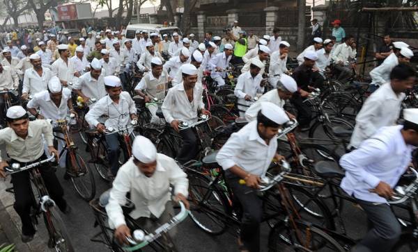 รู้แล้วจะทึ่ง! อาชีพเก่าแก่อายุนับร้อยปีแห่งอินเดีย พวกเขาจะสวมชุดขาวปั่นจักรยาน เพื่อไป...?!!
