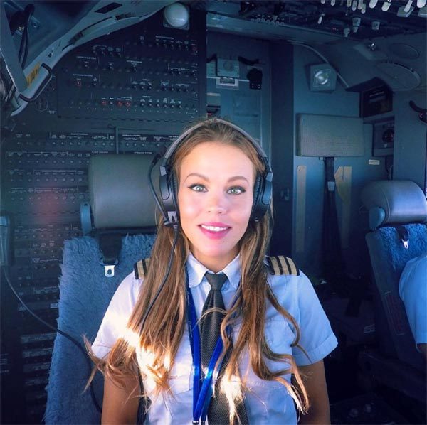 สาวนักบินฝึกโยคะระหว่างพักไฟล์ท เกิดเป็นท่าโยคะแสนไฉไลไปไกลทั่วโลก