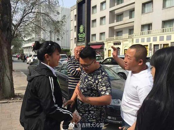 หญิงจีนขี่สามล้อเฉี่ยวโดนรถออดี้ สุดท้ายเจ้าของรถชวนไปทำงานด้วย