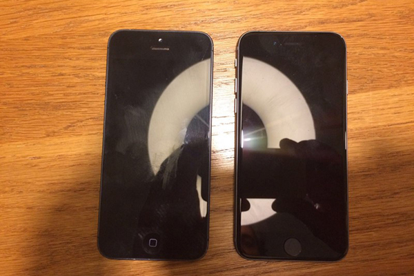 หรือจะจริง!! หลุดภาพ iPhone 5se เทียบขนาดกับ iPhone 5