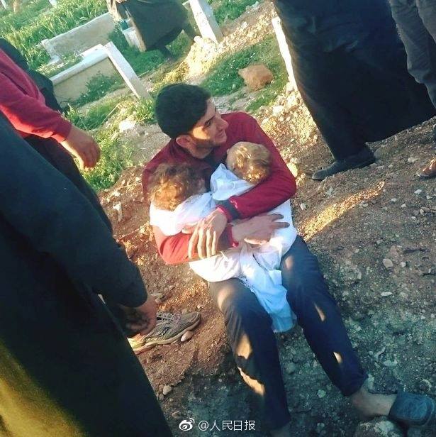 ใจจะขาด ภาพสุดสะเทือนใจพ่ออุ้มร่างลูกแฝดหลังโดนระเบิดในซีเรีย