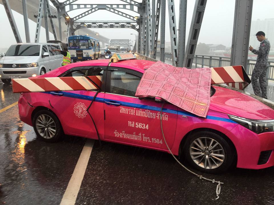 เหล็กกั้นการจราจรบนสะพานกรุงเทพ ถูกลมกระโชกแรงสะบัดตีใส่รถแท็กซี่ คนขับบาดเจ็บ