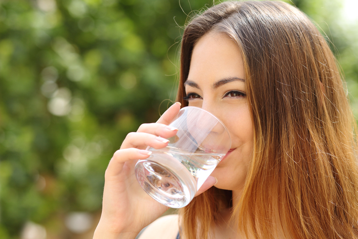 9 ประโยชน์ของน้ำเปล่า รู้ยัง! ดื่มน้ำแล้วสุขภาพดี แถมลดความอ้วนได้ด้วยนะ