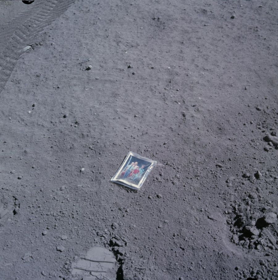 อย่างซึ้ง รูปครอบครัวที่นักบินอวกาศทิ้งไว้บนดวงจันทร์เมื่อ 43 ปีที่แล้ว