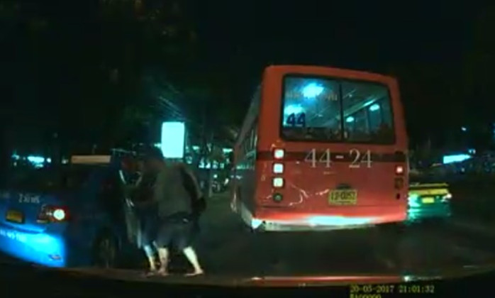 สายโหด!! นาทีระทึก! รถเมล์ปะทะแท็กซี่ ปาดหน้าลงมาด่ากลางถนน