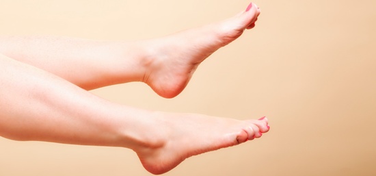 มาอวดเท้าสวยกันดีกว่า กับ 6 วิธีแสนง่ายโบกมือบอกลาเท้าแห้งกร้าน