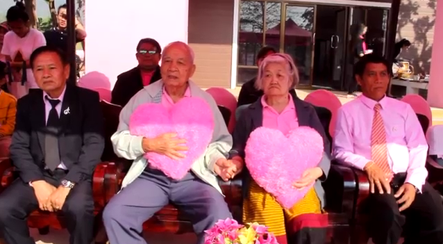 ลุง 92 ควงยายวัย 80 ดื่มน้ำผึ้งพระจัทร์ ทวนความรักที่ครองคู่กันมานานถึง 55 ปี รับวันวาเลนไทน์