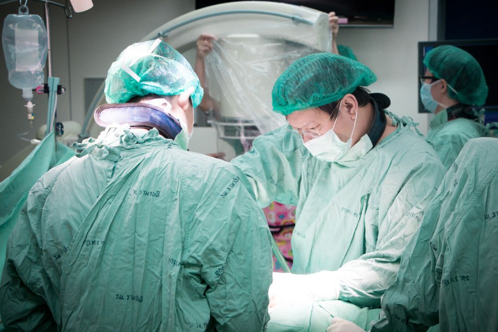 รพ.รามา เปิดตัวหุ่นยนต์ช่วยผ่าตัดสมอง ไขสันหลัง กระดูกสันหลังและเส้นประสาท แห่งแรกในไทย เพิ่มอัตราความแม่นยำ