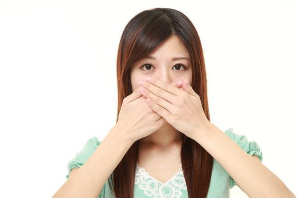 8 วิธีดับกลิ่นปากแบบเร่งด่วน ขจัดปากเหม็น เน้นความมั่นใจให้เต็มสิบ !