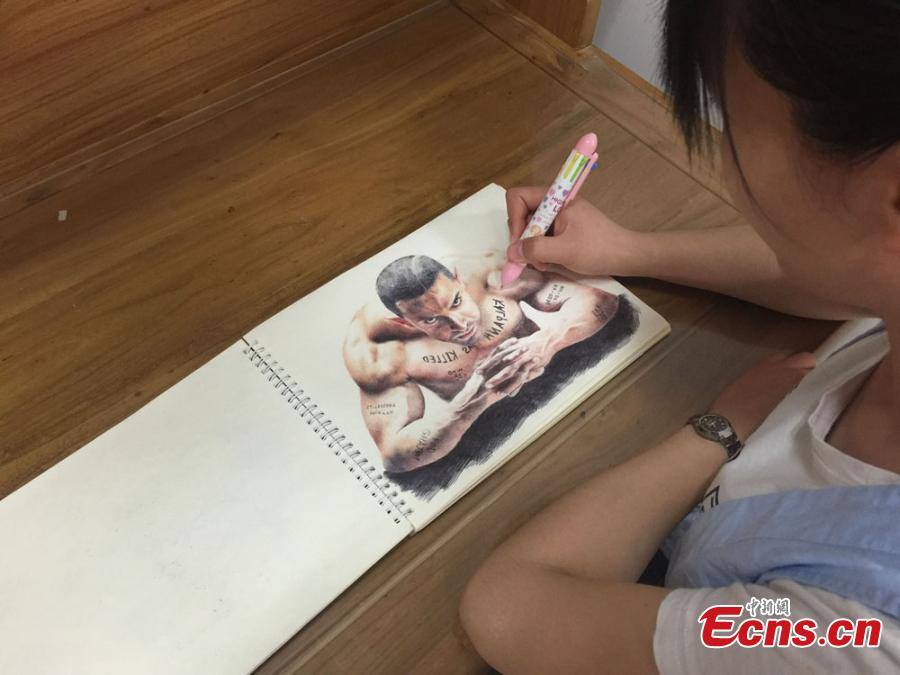 สุดยอด! นักศึกษาจีนวาดภาพเหมือนด้วยปากกาลูกลื่นธรรมดาๆ