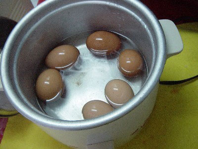 คนโบราณว่าไว้ 'อย่าต้มไข่ในหม้อข้าว' จะเกิดเรื่องร้ายขึ้นในบ้าน