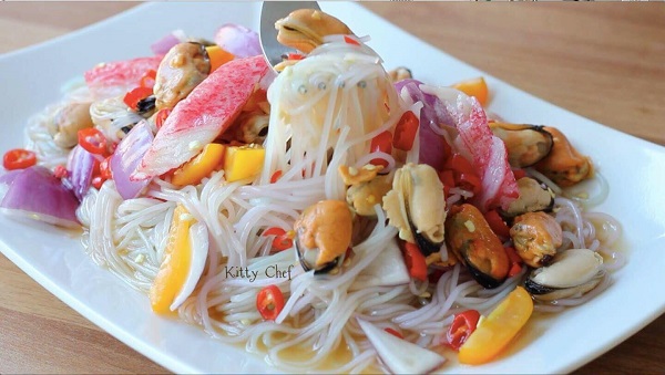 ยำขนมจีนหอยแมลงภู่กับปูอัด เมนูยำแซ่บเลอค่ายั่วน้ำลาย
