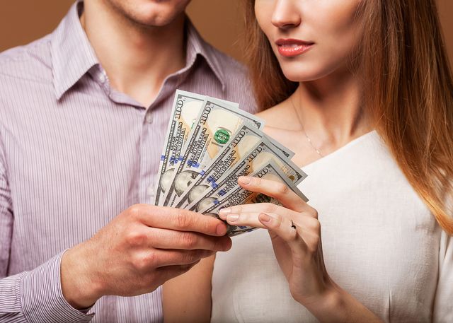 ' เงิน ' มักเป็นปัญหากับความสัมพันธ์เสมอ หากว่าเราใช้ไม่เป็น!! 7 วิธีให้แฟน 
