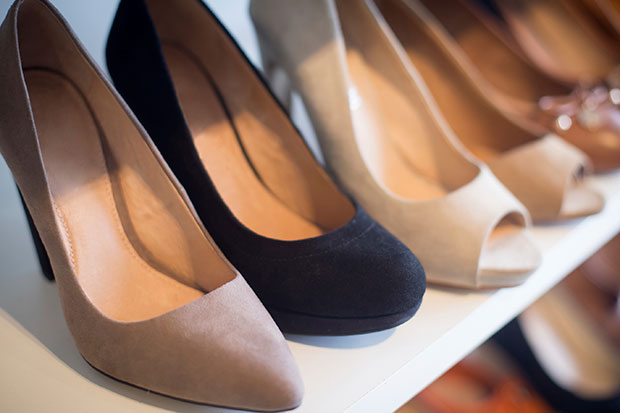 4 วิธีเลือกซื้อรองเท้าสำหรับผู้หญิงไซส์พิเศษที่หารองเท้าใส่ได้ยาก โดย สจ๊วต ไวซ์แมน