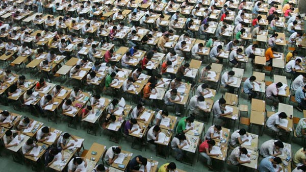 นักเรียนจีนเฮ โรงเรียนเปิดธนาคารเกรด ใครสอบไม่ผ่าน มากู้ยืมคะแนนไปใช้ได้