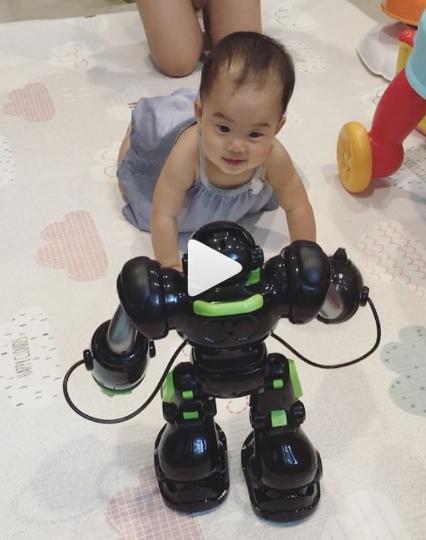 เมื่อเป่าเปาเจอกับหุ่นยนต์พูดได้ เพื่อนใหม่ที่พ่อบี้ส่งมาให้จากจีน
