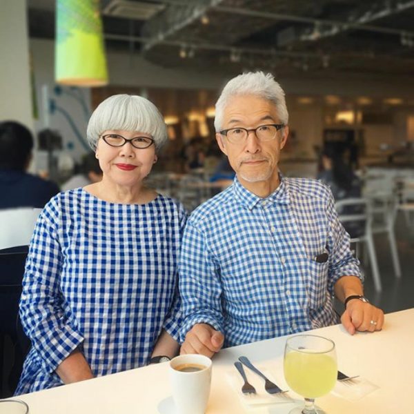 ไม่ต้องง้อเสื้อคู่รัก!! คู่รักญี่ปุ่น แต่งงานกันมา 37 ปี แต่งตัวธีมเดียวกัน น่ารักสุดๆ