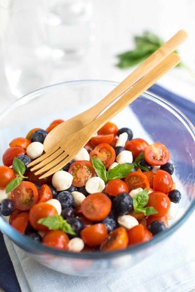 Red, White and Blueberry Caprese Salad เมนูสลัดสุดง่าย แค่ใช้ห้าอย่างเท่านั้น