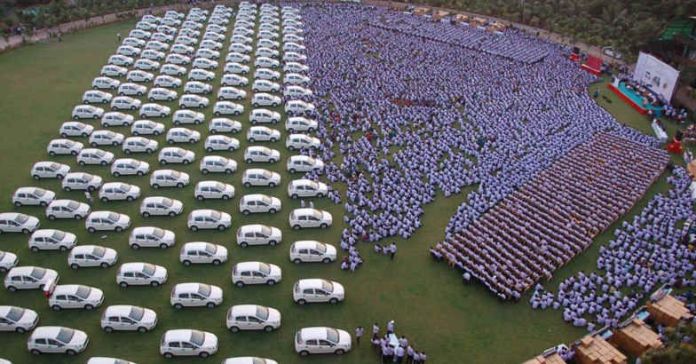 อภิชาตบอสชัดๆ.. เจ้านายชาวอินเดียแจกรถยนต์ 1,260 คัน อพาร์ทเมนท์ 400 ยูนิต ตอบแทนลูกน้องทำยอดทะลุเป้า