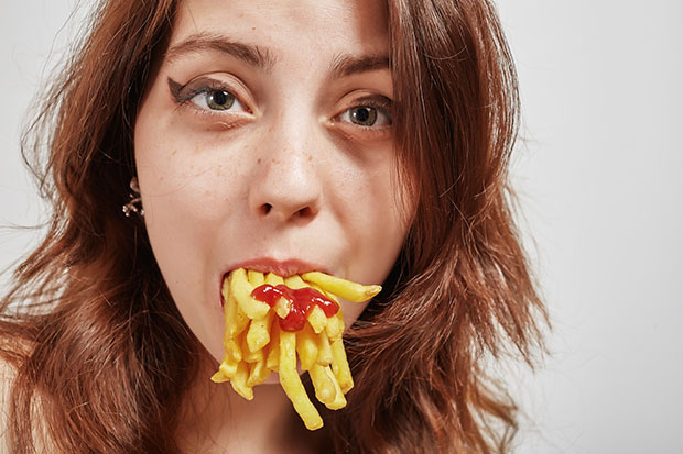 7 พฤติกรรมการกินที่ไม่ดีและวิธีขจัดมันออกไป