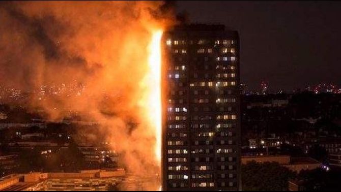 ไฟไหม้อาคารที่พักความสูงเกือบ30ชั้นในลอนดอน หวั่นอาคารพังถล่ม